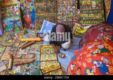 Kalkutta, Indien. 03. Januar 2023. Ein Chitrakar oder traditioneller Patachitra-Maler malt eine Patachitra auf einer Messe in Kalkutta. (Foto: Sudipta das/Pacific Press) Kredit: Pacific Press Media Production Corp./Alamy Live News Stockfoto