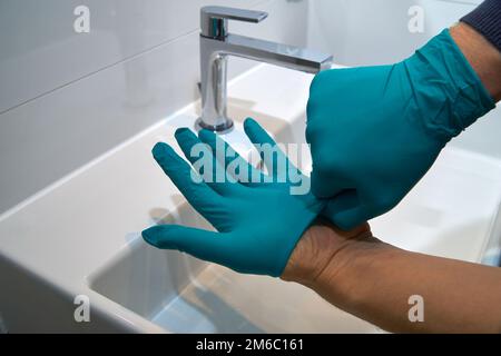 Ziehen Sie medizinische Handschuhe an, aus der Nähe Stockfoto