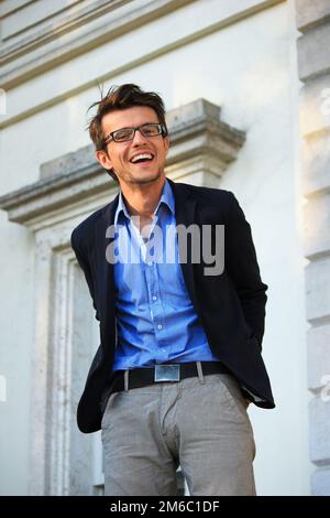 Hübscher Junge Geschäftsmann mit Brille Stockfoto