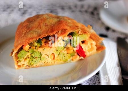 Traditionelle Gemüse Strudel Kuchen, frisch zubereitet und in Scheiben geschnitten. Stockfoto