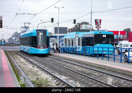 OSTRAVA TSCHECHISCHE REPUBLIK - 14. OKTOBER 2022: Straßenbahn Skoda 39T und Solaris Urbino 18 CNG der DPO in Ostrava-Svinov Stockfoto