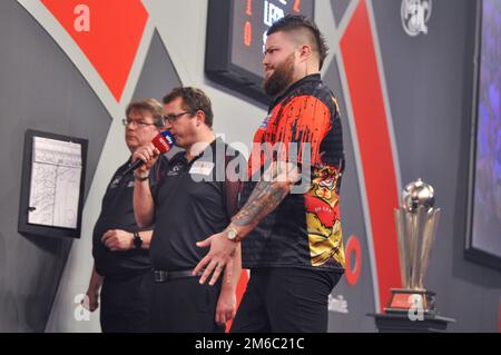 LONDON, VEREINIGTES KÖNIGREICH - JANUAR 3: Michael Smith of England reagiert am 7. Tag der Cazoo World Darts Championship im Alexandra Palace am 21. Dezember 2022 in London, England. (Foto: Pieter Verbeek/BSR Agency) Kredit: BSR Agency/Alamy Live News Stockfoto