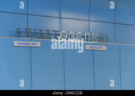 Kasan, Russland - März 25,2017. Innenseite der U-Bahnstation Aviastroitelnaya mit einer Inschrift in Tatarsprache Stockfoto