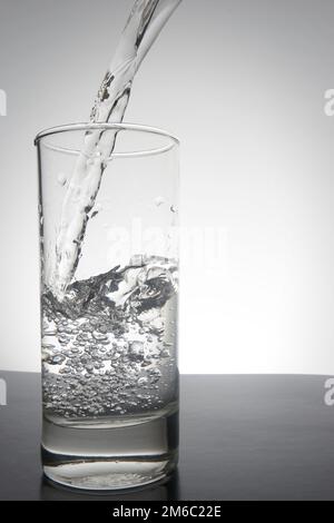 Wasserspritzer aus Glas mit Kopierraum Stockfoto