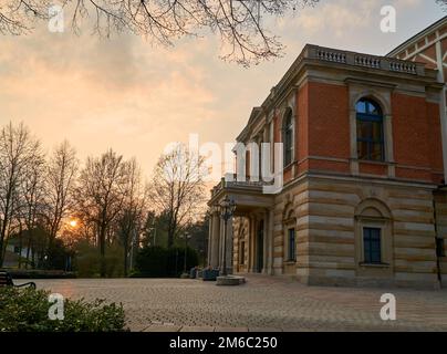 Wagner-Festspielhaus Bayreuth in den Sonnenuntergang Stockfoto