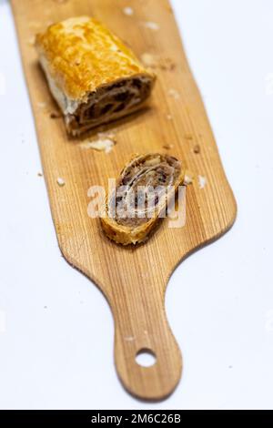 Eine der berühmtesten slowenischen Desserts, Potica, wird auf besondere Weise hergestellt, gerollte Äpfel und Rosinen in einem Puffteig Stockfoto