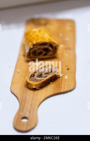 Eine der berühmtesten slowenischen Desserts, Potica, wird auf besondere Weise hergestellt, gerollte Äpfel und Rosinen in einem Puffteig Stockfoto