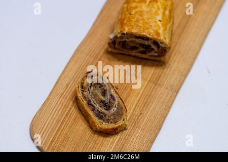 Eine der berühmtesten slowenischen Desserts, Potica, wird auf besondere Weise hergestellt, gerollte Äpfel und Rosinen in einem Puffteig Stockfoto