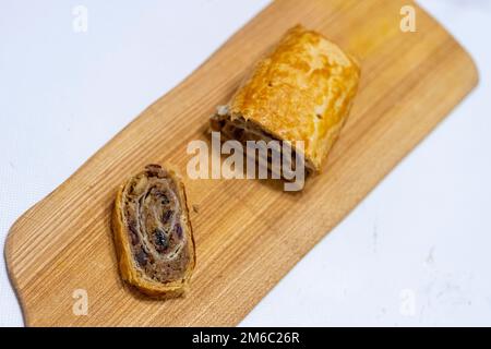 Eine der berühmtesten slowenischen Desserts, Potica, wird auf besondere Weise hergestellt, gerollte Äpfel und Rosinen in einem Puffteig Stockfoto