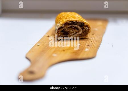 Eine der berühmtesten slowenischen Desserts, Potica, wird auf besondere Weise hergestellt, gerollte Äpfel und Rosinen in einem Puffteig Stockfoto