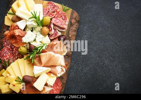 Antipasto-Platte mit Jamon, Salammi und Käsesortiment. Stockfoto