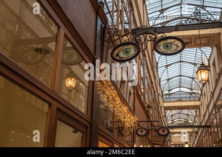 Augen, die in die überdachte Passage du Grand Cerf, Paris, 2022 blicken. Stockfoto