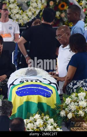 SANTOS, SP - JANUAR 3: (HERAUSGEBER HINWEIS: Bild stellt Tod dar) Eine Ansicht des Sarges der brasilianischen Fußballlegende Pele im Vila Belmiro Stadion am 3. Januar 2023 in Santos, Brasilien. Die brasilianische Fußballlegende ist an Krebs gestorben. (Foto von Leandro Bernardes/PxImages) Stockfoto