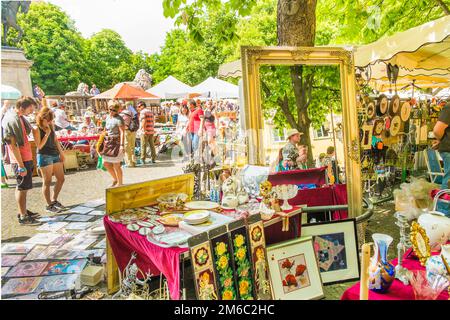 Menschen, die Flohmarktstände auf dem traditionellen stuttgarter Frühlingsflohmarkt betrachten Stockfoto