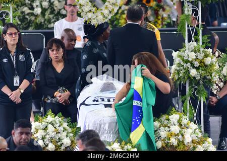 SANTOS, SP - JANUAR 3: (HERAUSGEBER HINWEIS: Bild stellt Tod dar) Eine Ansicht des Sarges der brasilianischen Fußballlegende Pele im Vila Belmiro Stadion am 3. Januar 2023 in Santos, Brasilien. Die brasilianische Fußballlegende ist an Krebs gestorben. (Foto von Leandro Bernardes/PxImages) Stockfoto