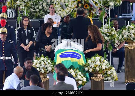 SANTOS, SP - JANUAR 3: (HERAUSGEBER HINWEIS: Bild stellt Tod dar) Eine Ansicht des Sarges der brasilianischen Fußballlegende Pele im Vila Belmiro Stadion am 3. Januar 2023 in Santos, Brasilien. Die brasilianische Fußballlegende ist an Krebs gestorben. (Foto von Leandro Bernardes/PxImages) Stockfoto