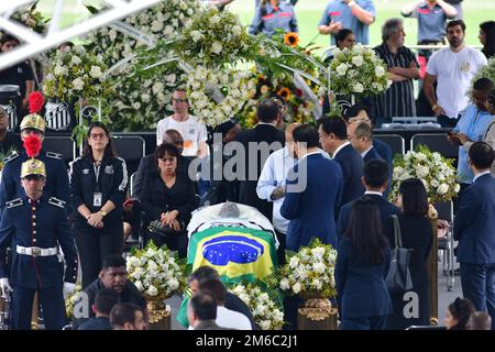 SANTOS, SP - JANUAR 3: (HERAUSGEBER HINWEIS: Bild stellt Tod dar) Eine Ansicht des Sarges der brasilianischen Fußballlegende Pele im Vila Belmiro Stadion am 3. Januar 2023 in Santos, Brasilien. Die brasilianische Fußballlegende ist an Krebs gestorben. (Foto von Leandro Bernardes/PxImages) Stockfoto