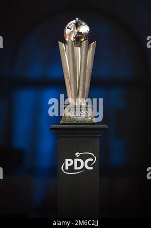 Allgemeiner Blick auf die Trophäe vor dem Finale der Cazoo Dart-Weltmeisterschaft im Alexandra Palace, London. Foto: Dienstag, 3. Januar 2023. Stockfoto