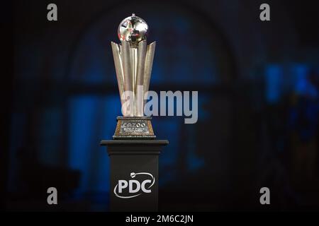 Allgemeiner Blick auf die Trophäe vor dem Finale der Cazoo Dart-Weltmeisterschaft im Alexandra Palace, London. Foto: Dienstag, 3. Januar 2023. Stockfoto