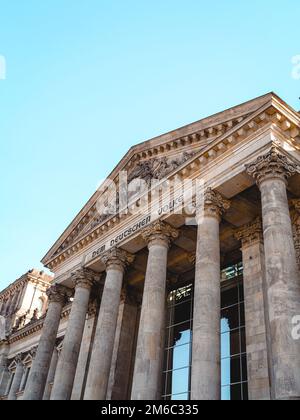 Ein Blick aus dem niedrigen Winkel auf die Fassade des Reichstags in Berlin Stockfoto