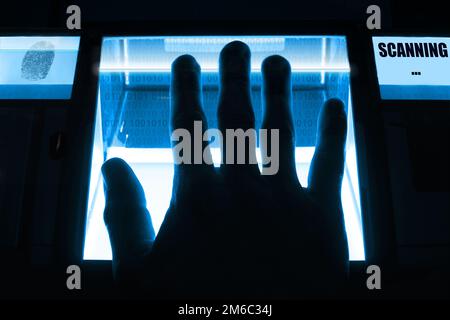 Eine Person benutzt, einen Fingerabdruck-Scanner. Einsetzbar für Biometrie oder Cyber-Sicherheit-Konzepte. Stockfoto