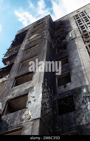 Russlands Krieg gegen die Ukraine. Russische Bombe traf zivile Gebäude. Stockfoto