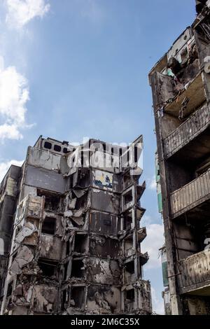 Krieg in der Ukraine, zerstörtes Gebäude nach dem Bombenanschlag. Borodyanka, Region Kiew, Ukraine 2022 Stockfoto