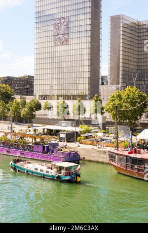 Boote auf Waden vor der neuen französischen Nationalbibliothek Stockfoto