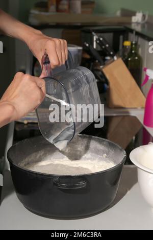 Hefeteig zu Hause machen. Teiginfusion Stockfoto