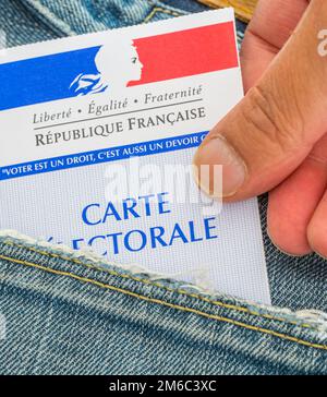 Französische Wahlkarte aus der Tasche einer Jeans, 2017 Präsidentschafts- und Parlamentswahlen Konzept Stockfoto