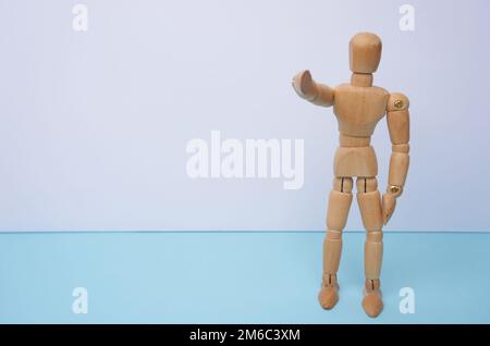WIR WOLLEN DICH. Eine hölzerne Schaufensterpuppe, eine Puppe, die mit dem Finger auf dich zeigt. Kann für Geschäftskonzepte, Miete oder Schilder verwendet werden Stockfoto