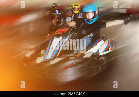 Menschen, die Go-Kart-Autos fahren Stockfoto