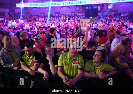 Allgemeiner Blick auf die Menge während des Finales der Cazoo World Darts Championship im Alexandra Palace, London. Foto: Dienstag, 3. Januar 2023. Stockfoto