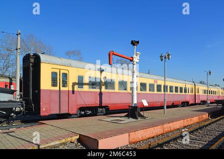 Moskau, Russland - 1,2017. April. Sowjetische elektrische Eisenbahn und Hydrant zur Wasserbetankung von Lokomotiven im Museum of History of Rail Stockfoto