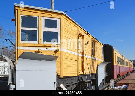 Moskau, Russland - 1,2017. April. Alte Ballastreinigungsmaschine im Museum of History of Railway Transport Stockfoto