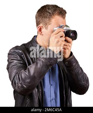 Seitliche Ansicht von einem jungen Mann mit einer Lederjacke Vintage Kamera halten und deutete auf die Kamera - isoliert. Stockfoto