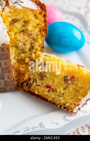 Osterkuchen und gefärbte Eier Stockfoto