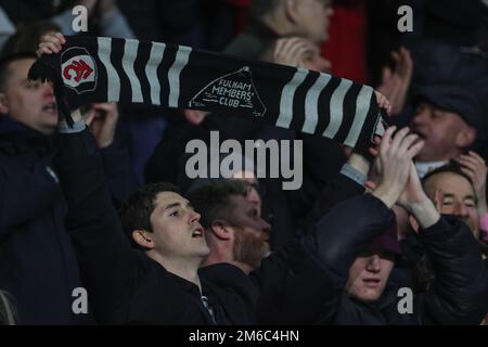 Leicester, Großbritannien. 03. Januar 2023. Fulham-Fans feiern ihre Mannschaftssiege nach dem Premier League-Spiel Leicester City gegen Fulham im King Power Stadium, Leicester, Großbritannien, am 3. Januar 2023 (Foto von Mark Cosgrove/News Images) in Leicester, Großbritannien, am 1./3. Januar 2023. (Foto: Mark Cosgrove/News Images/Sipa USA) Guthaben: SIPA USA/Alamy Live News Stockfoto