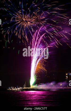 Wunderschöne Firewoks am Jahresende 2022-23 von Redcliffe Jetty auf der Halbinsel Redcliffe, Australien Stockfoto