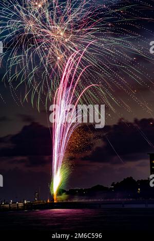 Wunderschöne Firewoks am Jahresende 2022-23 von Redcliffe Jetty auf der Halbinsel Redcliffe, Australien Stockfoto