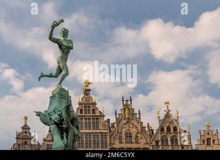 Antwerpen - Belgien - 20.06.2021. Statue von Silvius Brabo. - Brabo wirft die Hand des Riesen auf den Hauptplatz (Grote Markt) in der Stadt Antwerpen, Belg Stockfoto