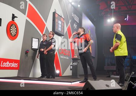LONDON, VEREINIGTES KÖNIGREICH - JANUAR 3: Michael Smith von England und Michael van Gerwen von den Niederlanden am 7. Tag der Cazoo-Darts-Weltmeisterschaft im Alexandra Palace am 21. Dezember 2022 in London, England. (Foto: Pieter Verbeek/BSR Agency) Kredit: BSR Agency/Alamy Live News Stockfoto