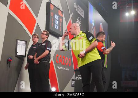 LONDON, VEREINIGTES KÖNIGREICH - JANUAR 3: Michael Smith von England und Michael van Gerwen von den Niederlanden am 7. Tag der Cazoo-Darts-Weltmeisterschaft im Alexandra Palace am 21. Dezember 2022 in London, England. (Foto: Pieter Verbeek/BSR Agency) Kredit: BSR Agency/Alamy Live News Stockfoto