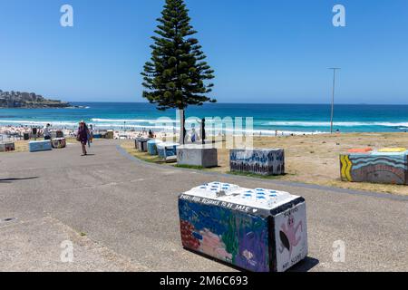 Bondi Beach Sydney, bemalte und dekorierte Betonblöcke, um terroristische Bedrohungen oder Menschen, die in Menschenmassen am Strand, Sydney, Australien fahren, abzuschrecken Stockfoto