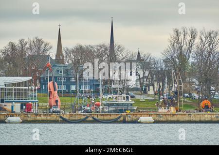 Foto der Anlegestellen in Sydney Nova Scotia von der anderen Seite des Hafens. Jedes Jahr begrüßt Sydney viele Kreuzfahrtschiffe aus der ganzen Welt und Stockfoto