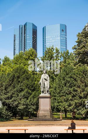 Taunusanlage, schiller-Denkmal, deutsche Bank-Türme im Hintergrund Stockfoto