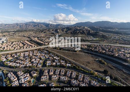 Das Santa Clarita Valley und der 14 Freeway im Los Angeles County Kalifornien aus der Vogelperspektive. Stockfoto