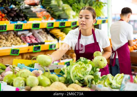 Porträt einer jungen Verkäuferin, die in einem Gemüseladen arbeitet Stockfoto