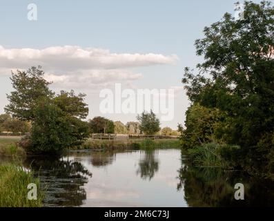 Eine wunderschöne Landschaftsszene des stour River in dedham mit Bäumen, die sich im Wasser spiegeln Stockfoto