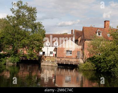 Wunderschöne alte historische Gebäude in england spiegeln sich im fließenden Fluss wider Stockfoto